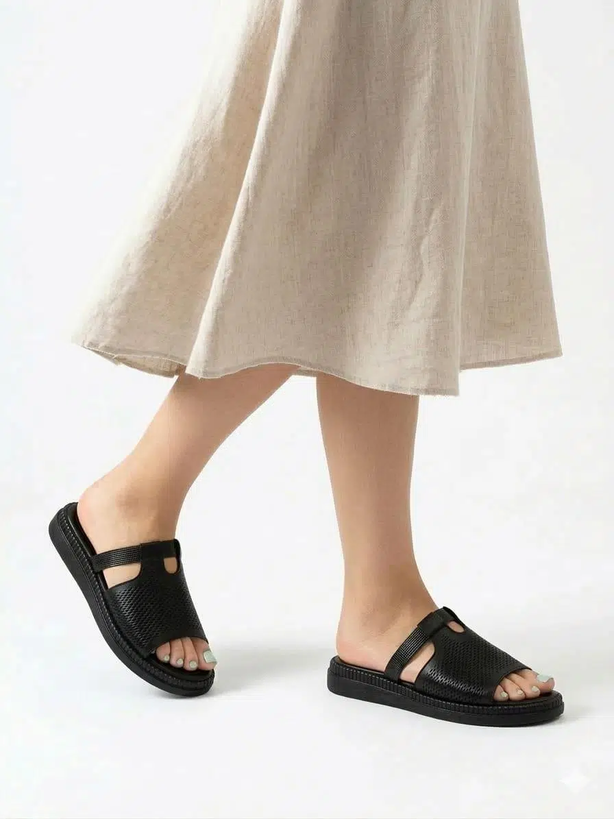 Büyük Numara Bayan Lazer Baskılı Deri Terlik - Siyah