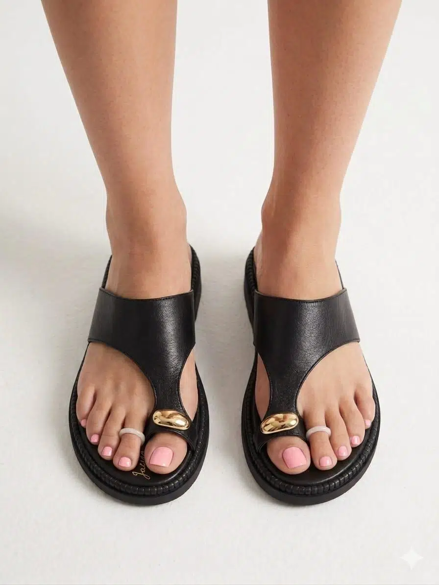 Büyük Numara Bayan Tokalı Deri Parmak Arası Terlik - Siyah